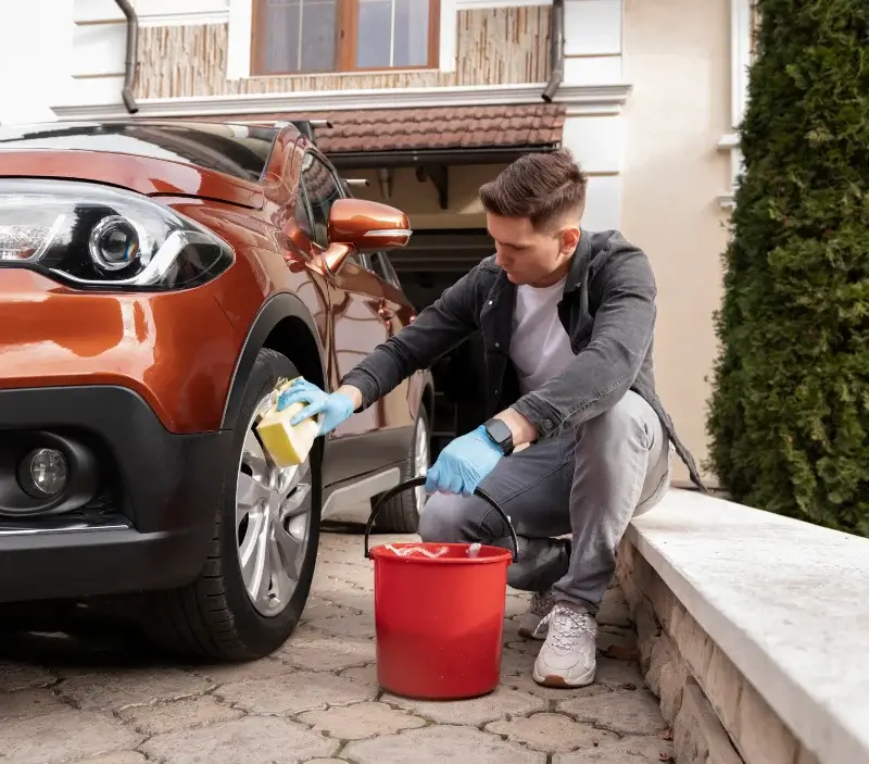 Lavage auto à domicile Saint-Thomas : professionnel intervenant sur un véhicule